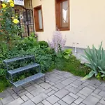 Harmonia Vendeghaz 100 Meterre Az Igali Gyogyfuerdotol * إيغال