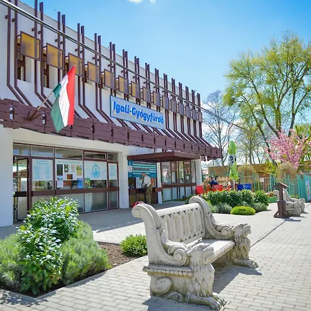 Harmonia Vendeghaz 100 Meterre Az Igali Gyogyfuerdotol شقة إيغال